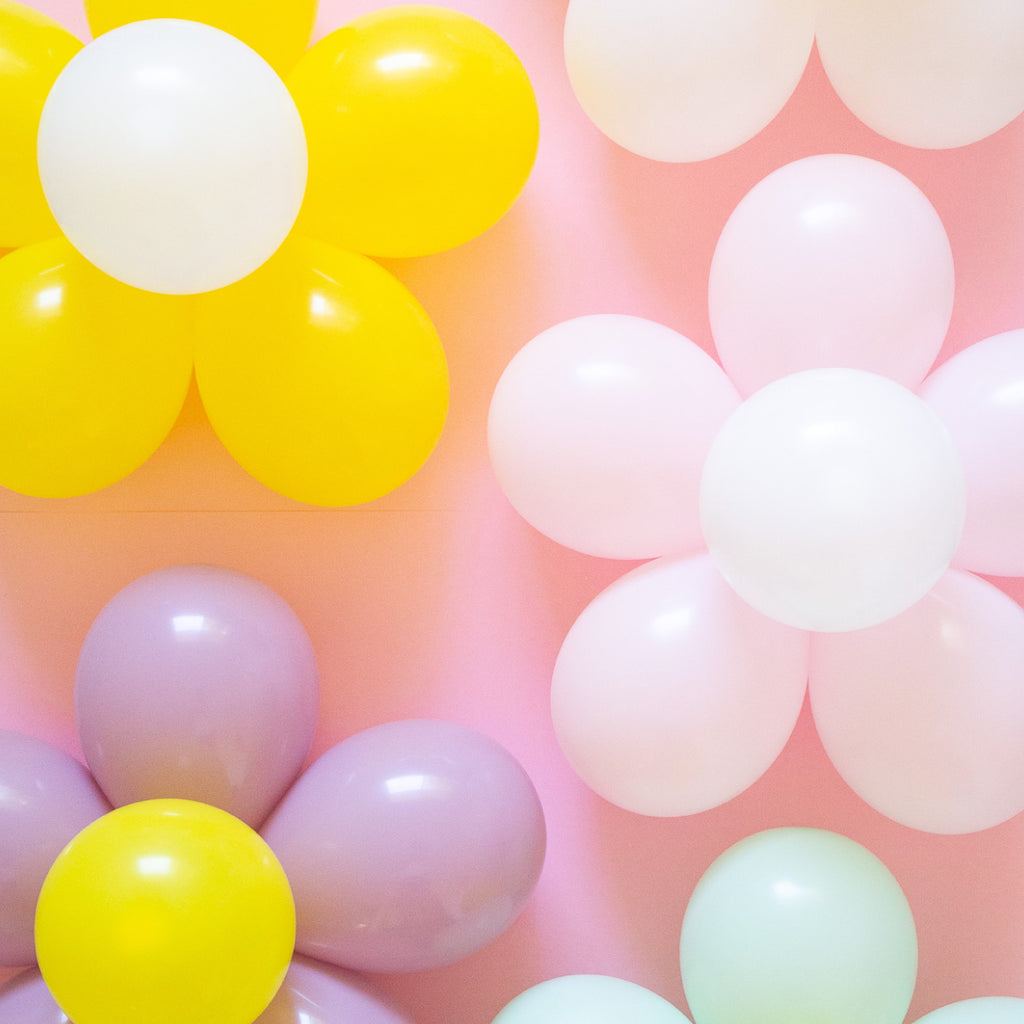 Multiple colours of daisy balloon flower kits