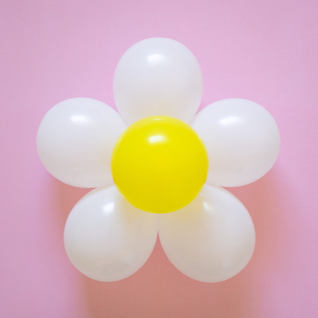 white and yellow mini daisy balloon decoration
