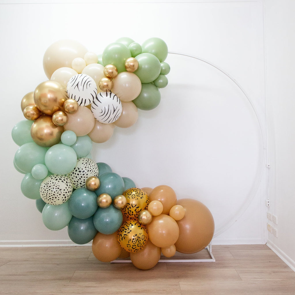 HOW TO ATTACH A BALLOON GARLAND TO THE WALL. #balloogarland #balloonti, balloon garland